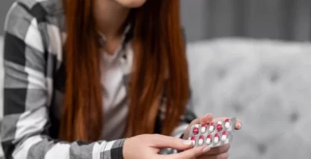 НПВС: Как правильно и безопасно снимать боль при эндометриозе